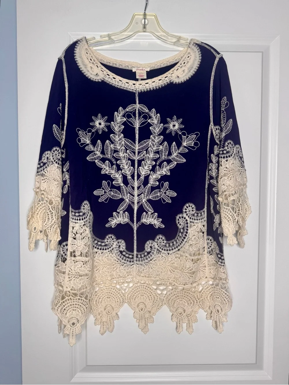 🍓6/$15🍓 Navy & Cream Top - Picture 1 of 5